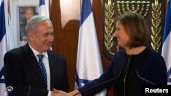 Başbakan Netanyahu koalisyon ortaklarından.eski dışişleri bakanı Tzipi Livni ile el sıkışırken