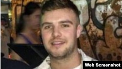 Tin Connor Leslie mất tích loan truyền rộng rãi trên mạng Internet và báo chí ở Anh, đặt ra một số nghi vấn về sự an toàn của khách du lịch tại Việt Nam. (Ảnh chụp màn hình từ trang thesun.co.uk)