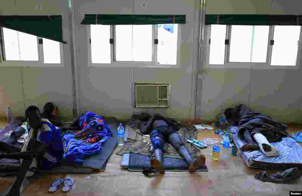 Displaced men recuperate from their injuries as they rest on the floor at a United Nations hospital in Tomping camp, near Juba, Jan. 7, 2014. 