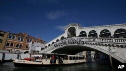 Le pont du Rialto à Venise, en Italie, samedi 12 novembre 2016. (AP Photo/Luca Bruno)