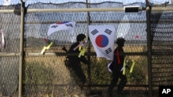 Suasana di sekitar zona demiliterisasi wilayah Paju, Korea Utara (15/10). Korea Utara mengancam akan menembaki Korea Selatan dengan artileri apabila para aktivis Selatan menjatuhkan selebaran anti-Pyongyang ke wilayahnya.