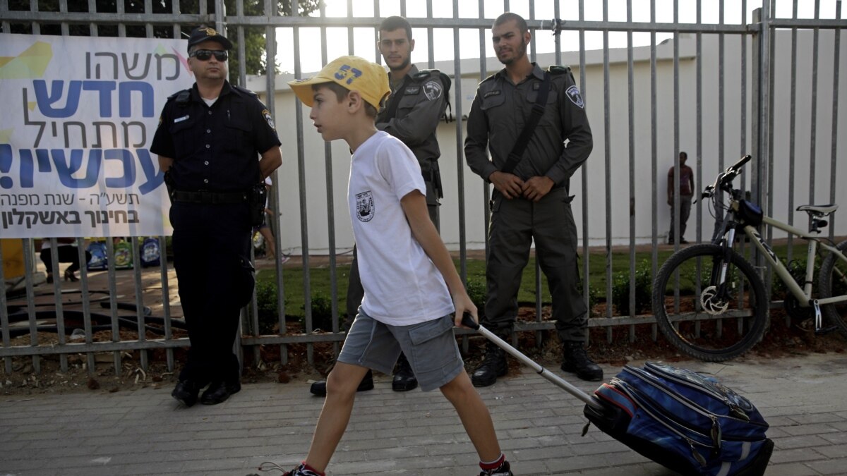 Israeli Backpack Deploys Bulletproof Vest 0682