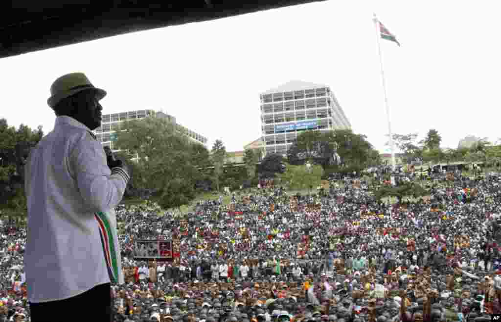 Kiongozi wa ODM, Orange Democratic Movement Raila Odinga akihutubia umati wa watu walokusanyika kwenye&nbsp; Uhuru Park kuwasilisha malalamiko ya kuitisha mjadala wa Kitaifa Nairobi, July 7, 2014.