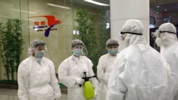 Personal estatal de Corea del Norte se alista para revisar a viajeros que llegan del extranjero en el aeropuerto de Pyongyang, el sábado 1 de febrero de 2020. AP/Jon Chol Jin. 