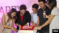 Google officials and partners cut into a birthday cake marking YouTube's first year with a Vietnamese version. (Lien Hoang/VOA News)