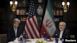 Le secrétaire d'État John Kerry a rencontré le ministre des Affaires étrangères iranien Mohammad Javad Zarif à New York le 22 avril 2016.