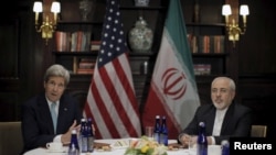 Le secrétaire d'État John Kerry a rencontré le ministre des Affaires étrangères iranien Mohammad Javad Zarif à New York le 22 avril 2016.