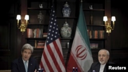 Le secrétaire d'État John Kerry a rencontré le ministre des Affaires étrangères iranien Mohammad Javad Zarif à New York le 22 avril 2016.