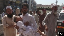 پشاور میں ایک شخص پیر کو اپنے بچے کو اسپتال لا رہا ہے جس کی حالت مبینہ طور پر پولیو ویکسین دیے جانے کے بعد خراب ہوئی۔