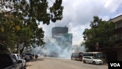 Riot police fire tear gas to disperse small groups of people gathering near the electoral commission headquarters in Nairobi ahead of a planned opposition demonstration that authorities said would be illegal, May 23, 2016. (J.Craig/VOA)