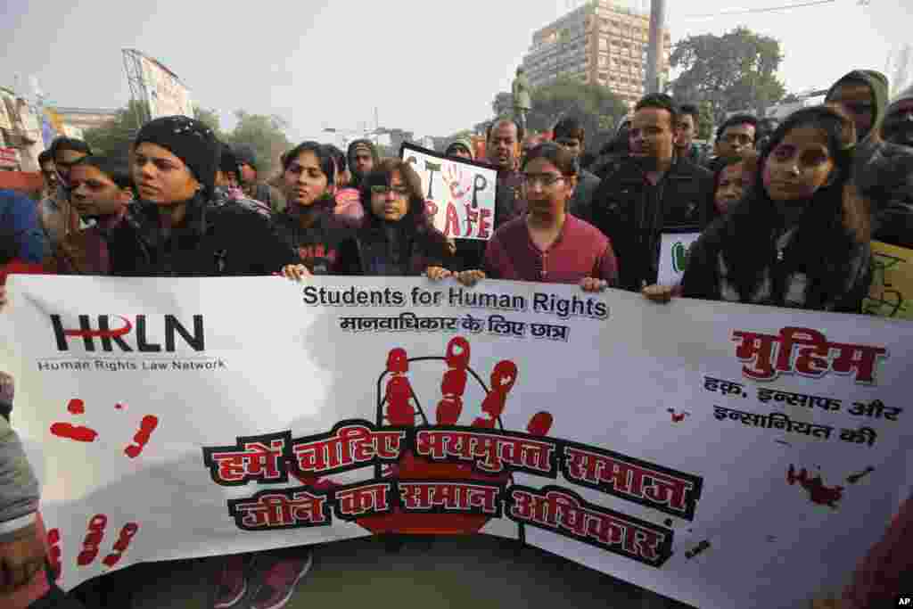 Para mahasiswa dan mahasiswi di Allahabad, India, membawa spanduk dan plakat memprotes pemerkosaan di New Delhi minggu lalu (26/12). (AP/Rajesh Kumar Singh)