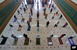 Salat Jumat berjemaah dilakukan dengan menjaga jarak aman di Masjid Raya Al Barkah, Bekasi di pinggiran Jakarta, di tengah pandemi COVID-19, Jumat, 29 Mei 2020. (AP)