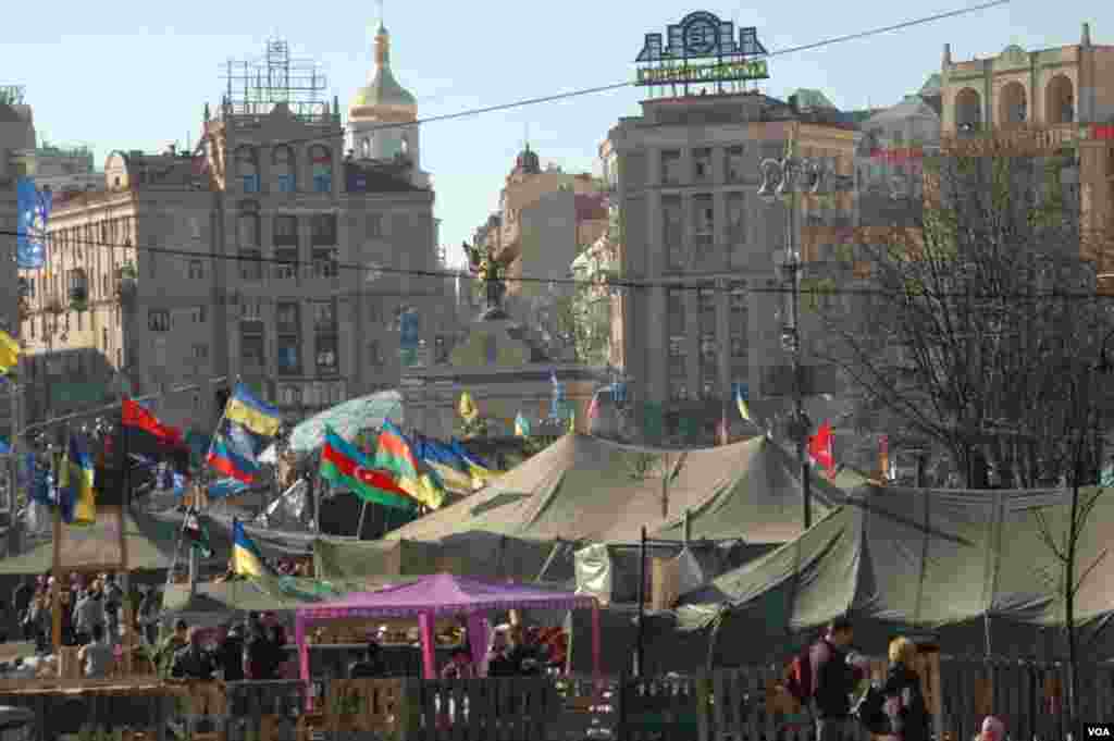Centenas de pessoas ainda estão acampadas no centro de Kiev, em Maidan, mais precisamente na Praça da Independência, mesmo depois de o Governo anterior ter sido deposto. (Steve Herman/VOA)