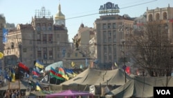 در میدان استقلال کیف، به رغم سرنگونی دولت یانوکوویچ، هنوز صدها نفر در چادرها باقی مانده اند.