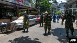 ရန်ကုန်မြို့ရှိ လမ်းတခုအတွင်းတွင် ပိုးသတ်ဆေးဖျန်းနေကြတဲ့ တပ်မတော်သားတချို့ (ဧပြီ ၀၇၊ ၂၀၂၀)