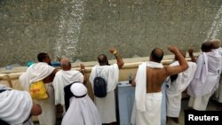 Muslim pilgrims throw stones at a wall that symbolizes Satan during the annual haj pilgrimage in Saudi Arabia, Aug. 21, 2018. (REUTERS/Zohra Bensemra )