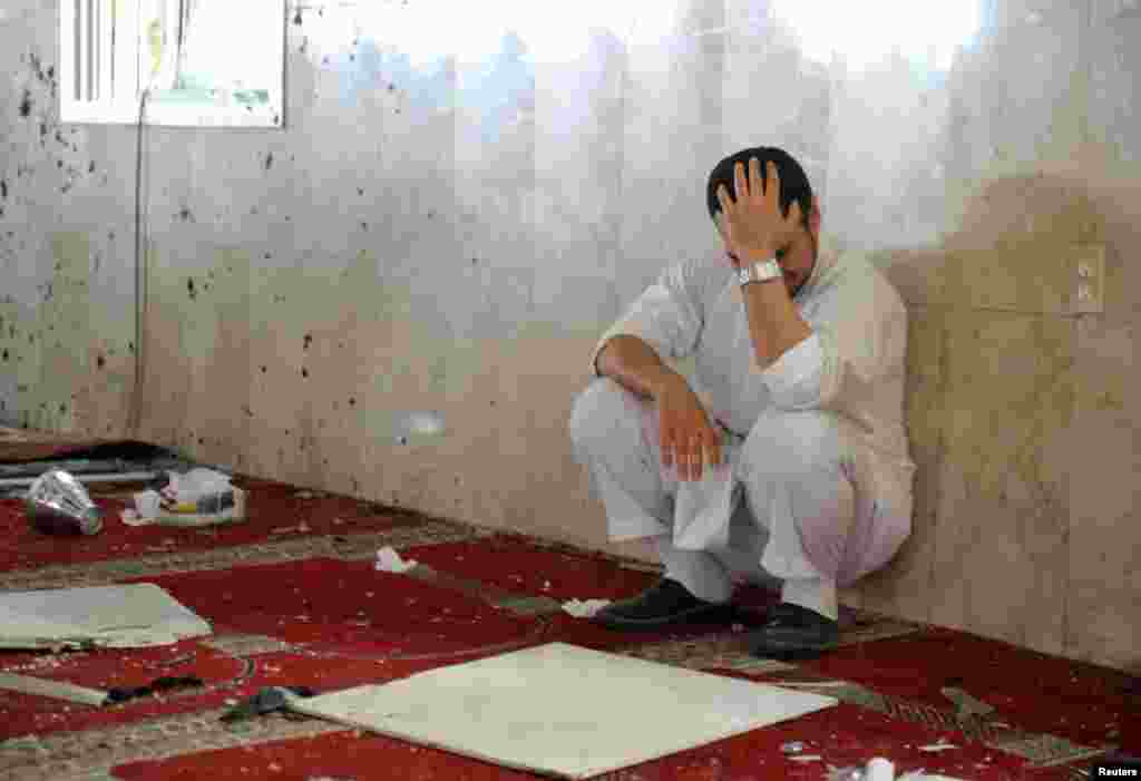 Seorang anggota keluarga korban yang dibantai berduka ketika tiba di masjid Imam Ali, lokasi bom bunuh diri di desa al-Qadeeh di provinsi timur Gatif, Arab Saudi.