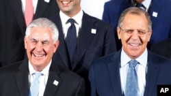 Le ministre russe des Affaires étrangères Sergey Lavrov, à droite, et le secrétaire d'État américain Rex Tillerson lors de la réunion des ministres des Affaires étrangères du G-20 à Bonn, en Allemagne, 16 février 2017. 