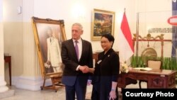 Bộ trưởng Ngoại giao Indonesia Retno Marsudi bắt tay Bộ trưởng Quốc phòng Mỹ Jim Mattis trong cuộc hội kiến tại Jakarta, ngày 22/1/2018.
