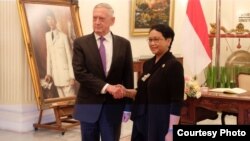 Menteri Luar Negeri Indonesia Retno Marsudi (kanan) menerima Menteri Pertahanan AS Jim Mattis di Jakarta, 22 Januari 2018 lalu. (Foto courtesy: Kemlu RI).