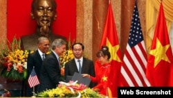 Lãnh đạo Boeing và Vietjet Air trao hợp đồng trước sự chứng kiến của Chủ tịch nước Việt Nam Trần Đại Quang và Tổng thống Mỹ Barack Obama. Ảnh chụp màn hình trang web vnexpress.net