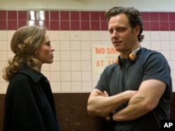 Hilary Swank and director Tony Goldwyn on the set of "Conviction"