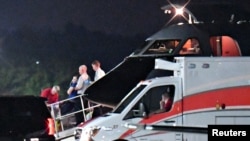 Otto Warmbier dipindahkan dari pesawat menuju ambulans di bandara Lunken, Cincinnati, Ohio, Amerika Serikat, 13 Juni 2017. (REUTERS/Bryan Woolston).