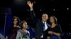 미국 시카고에서 7일 당선 수락 연설을 하기 위해 가족과 함께 연단에 오른 바락 오바마 미국 대통령.