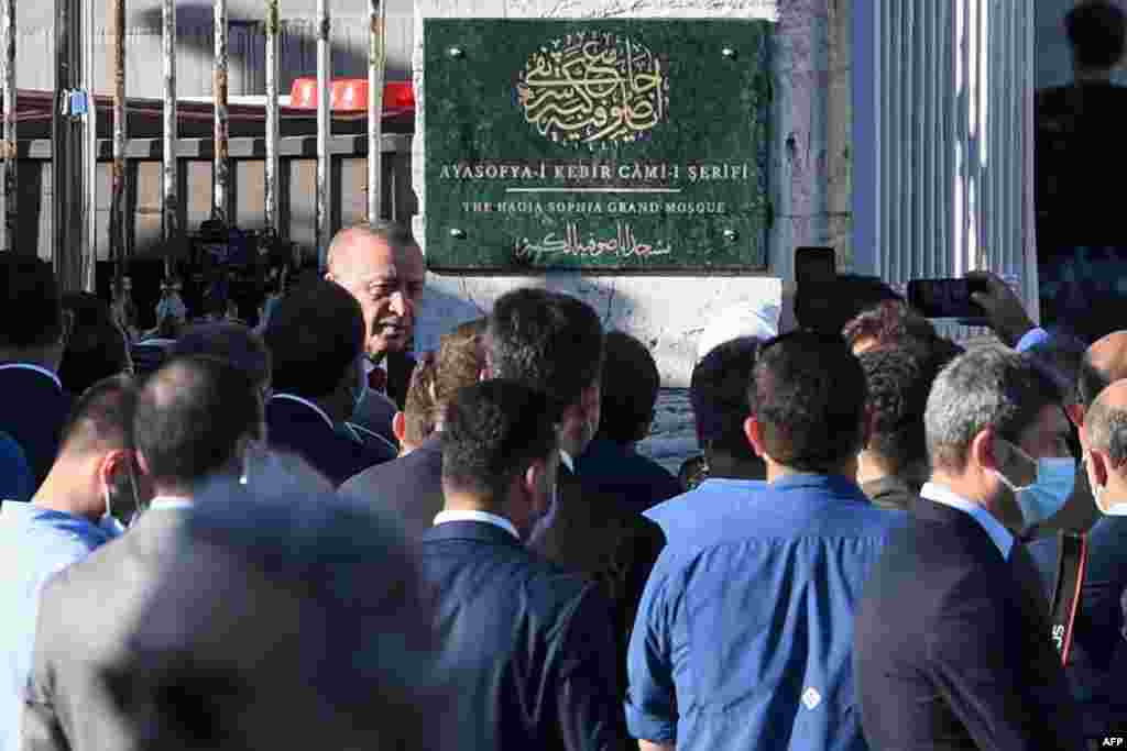 رجب طیب اردوغان، رییس جمهور ترکیه پرده از روی لوحه جدید این مسجد برداشت که بالای آن مسجد جامع ایاصوفیه نوشته شده&nbsp;است. &nbsp; &nbsp; 