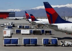 Pesawat milik maskapai penerbangan Delta Airlines sedang menurunkan muatannya di Bandara Internasional Salt Lake City di Salt Lake City, Utah, 14 April 2020. (Foto: dok).