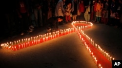 세계 에이즈의 날을 앞둔 30일 밤, 네팔 카투만두의 성매매 희생자 재활센터 앞에 촛불이 켜져있다.