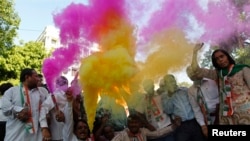Para pendukung partai berkuasa di India, Partai Kongres, dalam salah satu perayaan di Ahmedabad awal Mei. (Foto: Dok)