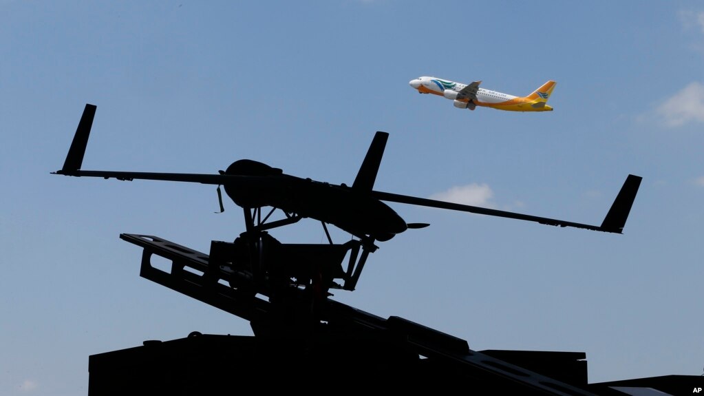 Máy bay trinh sát không người lái ScanEagle của Boeing trên bệ phóng ở Căn cứ không quân Villamor ở ngoại ô Thành phố Pasay, đông nam Manila của Philippines. Boeing cho biết sắp đạt thỏa thuận bán loại UAV này cho cảnh sát biển Việt Nam.