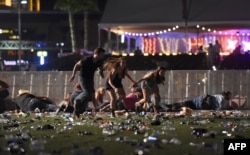 Orang-orang berlari meninggalkan festival musik country Route 91 Harvest setelah terdengar suara tembakan di Las Vegas, Nevada pada 1 Oktober 2017.