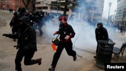 Des militants sont gazés à quelques centaines de mètres de l'investiture, à Washington DC, le 20 janvier 2017.