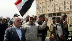 Perdana Menteri Irak Haider al-Abadi berkeliling kota Tikrit setelah diambil alih oleh pasukan keamanan di Baghdad, Iraq (1/4). 