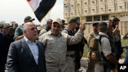 Премьер-министр Ирака Хайдер аль-Абади (слева) осматривает город Тикрит, освобожденный правительственными войсками Ирака. 1 апреля 2015 г.