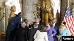 Líderes del Congreso acompañan al presidente Obama en el momento que develan la estatua de bronce.
