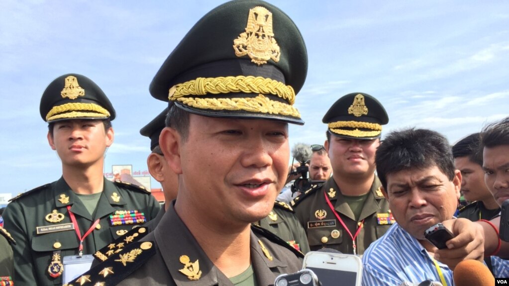 រូបឯកសារ៖ លោក ហ៊ុន ម៉ាណែត មេបញ្ជាការនៃបញ្ជាការដ្ឋានជាតិកម្លាំងពិសេសប្រឆាំងភេរវកម្ម និងជាកូនប្រុសច្បងរបស់លោកនាយករដ្ឋមន្រ្តី ហ៊ុន សែន និយាយទៅកាន់អ្នកសារព័ត៌មាន ក្នុងពិធីបើកការប្រកួតកីឡាកងយោធពលខេមរភូមិន្ទឆ្នាំ២០១៧ នៅមជ្ឈមណ្ឌលកោះពេជ្រ នៅរាជធានីភ្នំពេញ កាលពីព្រឹកថ្ងៃទី៥ ខែមករា ឆ្នាំ២០១៧។ (កាន់ វិច្ឆិកា/VOA)