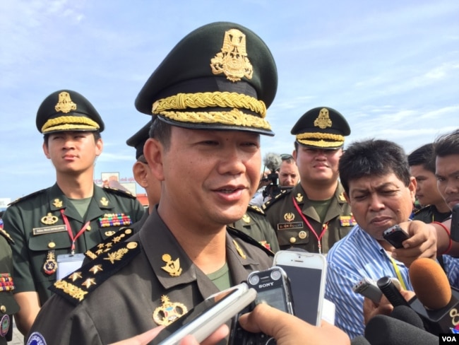 រូបឯកសារ៖ លោក ហ៊ុន ម៉ាណែត មេបញ្ជាការនៃបញ្ជាការដ្ឋានជាតិកម្លាំងពិសេសប្រឆាំងភេរវកម្ម និងជាកូនប្រុសច្បងរបស់លោកនាយករដ្ឋមន្រ្តី ហ៊ុន សែន និយាយទៅកាន់អ្នកសារព័ត៌មាន ក្នុងពិធីបើកការប្រកួតកីឡាកងយោធពលខេមរភូមិន្ទឆ្នាំ២០១៧ នៅមជ្ឈមណ្ឌលកោះពេជ្រ នៅរាជធានីភ្នំពេញ កាលពីព្រឹកថ្ងៃទី៥ ខែមករា ឆ្នាំ២០១៧។ (កាន់ វិច្ឆិកា/VOA)
