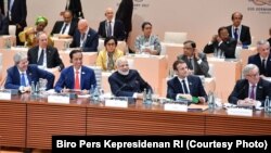 Presiden Joko Widodo (kedua dari kiri di barisan depan) tampak hadir dalam pertemuan antara para pemimpin negara pada KTT G-20 di Hamburg, Jerman, pada 7 Juli 2017. (Foto: Courtesy of Biro Pers Kepresidenan RI)