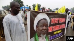 Les manifestants du mouvement islamique pro-iranien au Nigeria (IMN) tiennent une banderole avec une photo du leader détenu Ibrahim Zakzaky pour réclamer sa libération dans la ville de Kano, au nord du Nigeria, le 11 août 2016.