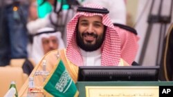 Menteri Pertahanan Saudi dan Wakil Putera Mahkota Mohammed bin Salman saat memghadiri upacara pembukaan pertemuan para Menteri Dalam Negeri, Menlu dan Menhan negara-negara GCC, di Riyadh, Arab Saudi, 27 April 2017. (Foto: Kementterian Dalam Negeri Saudi/SPA).