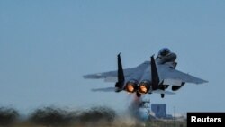 2017年4月27日，在南韓群山空軍基地舉行的Max Thunder 17演習期間，南韓空軍F-15鷹式戰機起飛的畫面（資料圖片）。