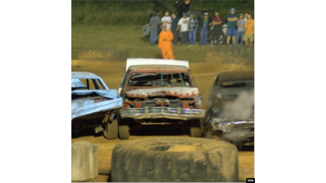 Salah satu mobil peserta "Demolition Derby".