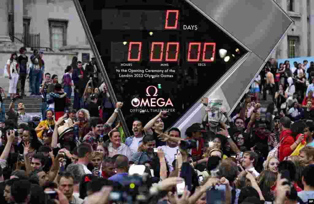 Para penonton mengabadikan jam hitung mundur di Trafalgar Square di pusat kota London, sebelum Upacara Pembukaan Olimpiade 2012 hari Jumat (27/7).