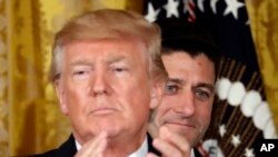 Tổng thống Hoa Kỳ Donald Trump và Chủ tịch Hạ viện Paul Ryan đứng phía sau.