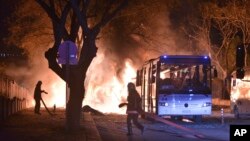 Nhân viên cứu hỏa làm việc tại hiện trường vụ nổ ở Ankara đã giết chết 28 người, ngày 17 tháng 2 năm 2016.