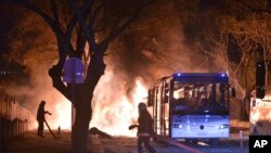 صحنه انفجار خودروی بمبگذاری شده نزدیک جند دستگاه اتوبوس نظامی در آنکارا - ۲۸ بهمن ۱۳۹۴ 