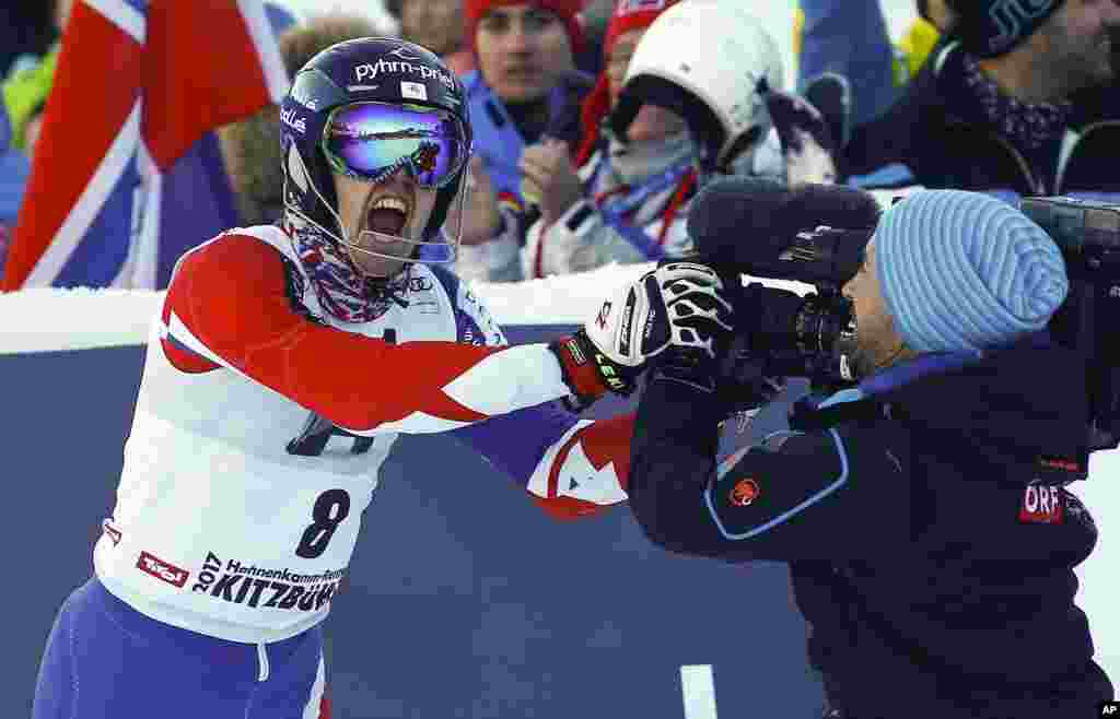 오스트리아 키츠뷜에서 진행된 FIS 알파인 스키 월드컵 남자 회전 2위에 오른 데이브 라이딩(영국)이 환호하고 있다.